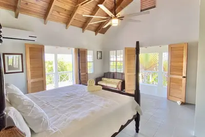 Image de New listing: oversized rooms, yoga pavilion, saltwater pool and kids zip line!