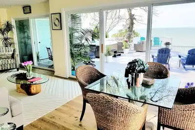 Image de Lakefront Oasis Retreat Private Beach-Hot Tub-Pet Friendly-3 Bd/2 B-King Suite