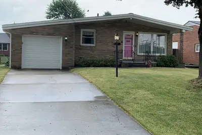 Image de Family Home, Blocks from Pro Football Hall of Fame, Fenced Yard, Pet Friendly