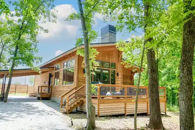 Image de Private Hot tub, 1mi to Shangri La, next to Battlefield Par 3, & Walk to Lake