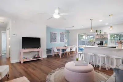 Image de Gorgeous remodel with large yard