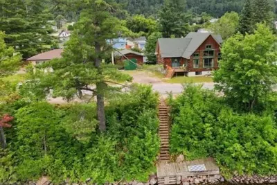 Image de Waterfront Log Home