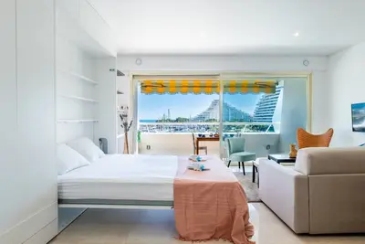 Image de Studio spacieux avec vue imprenable sur la mer