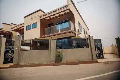 Image de Modern 2 bedroom fully furnished townhouse in a gated community near Aburi
