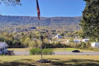 Image de Country Cottage in the Beautiful Sequatchie Valley with a view of Whitwell Mtn.