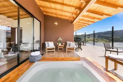 Image de Extraordinary house in the middle of the sisga reservoir