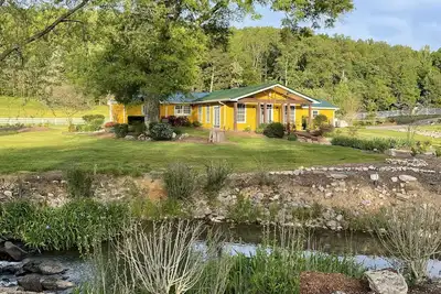 Image de Come and stay at our waterfront 3200 sq ft Guest House!