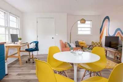Image de Retro Retreat: renovated 2br, desk, no chore list!