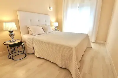 Image de Beachfront Seaview Apt 500mbs, Airco, Pool, Parking