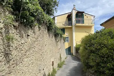 Image de Characteristic terrat in historic hamlet 5 minutes from the sea!