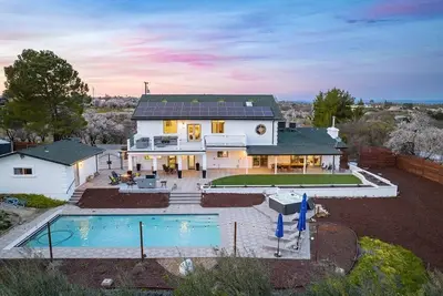 Image de Min to Downtown, 7 Br/6 Ba Estate-Pool & Hot Tub