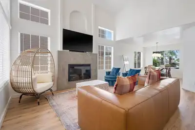 Image de Fully Renovated Lakefront 4br Home w Pool/Hot tub