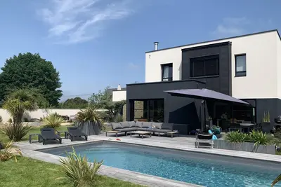 Image de Villa du rocher maison de famille contemporaine avec piscine chauffée