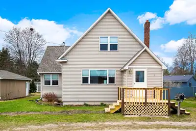 Image de Charming home with large backyard, firepit, grill, patio, and private W/D