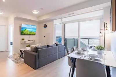 Image de Open Concept Luxury Condo in Central Kw with Sauna