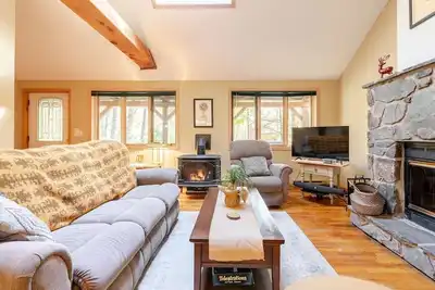 Image de Cozy Cabin at Big Bear Mountain: Pools, Lake, Ski, Horseback & More at Masthope!