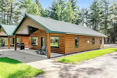Image de Fantastic dog-friendly cabin with hot tub, fireplace, patio, grill, central Ac, & W/D