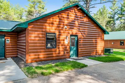 Image de Charming dog-friendly cabin with hot tub, fireplace, patio, grill, & central Ac