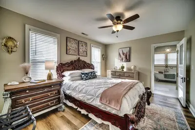 Image de The Wanderlust Retreat - 3br Luxurious Renovated Lake Getaway