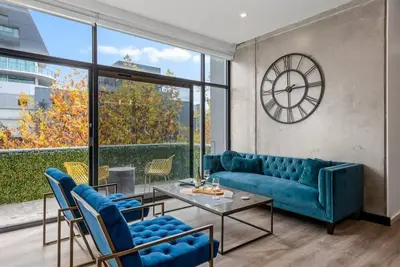 Image de StayCentral - Prahran Penthouse - Mount St, Prahran - 2 Bedrooms, 2 Beds, 2 Bathrooms, 1 secure parking spot and a permit for street parking.