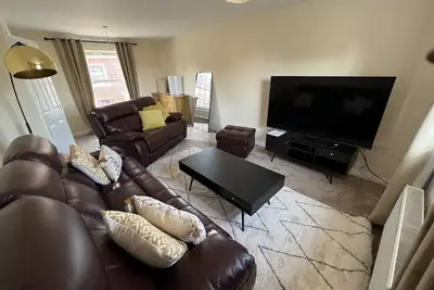 Image de Spacious 4brm Townhouse – Ideal for Contractors, Corporate Stays & Family Visits