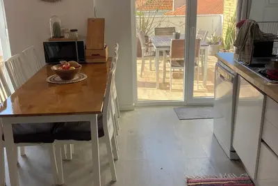 Image de 2 Minutes to the Beach! 3-bedroom Flat With Private Patio and Balcony