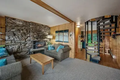 Image de Der Kastle Ski Condo · Schweitzer Retreat Comfort for all Prime location