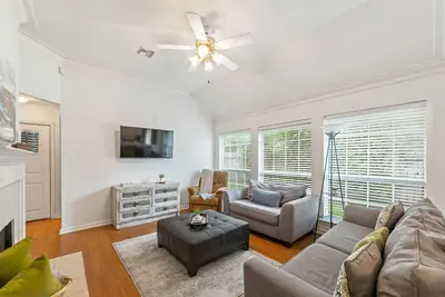 Image de Full Home on Sunstone with fast WiFi and easy access.