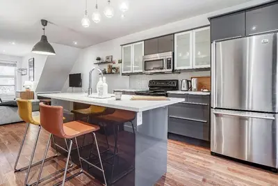 Image de #225 Georgious, Spacious Apt, in Rosemont