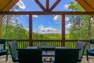 Mountain Crest | Pet-friendly Log Cabin with Mountain Views!