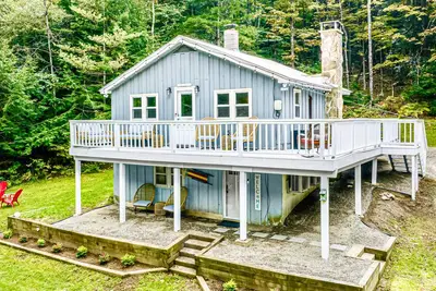 Image de Modern Chalet w/ Serene Views and Jacuzzi Hot Tub- 15 Minutes to Okemo Mountain