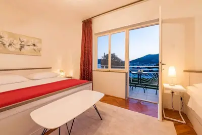 Image de Appartement de deux chambres avec le balcon et la vue sur le mer Poljica, Trogir (A-21041-a)