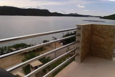 Image de Appartement d'une chambre prés de la plage Baie Mala Lamjana, Ugljan (A-21182-d)