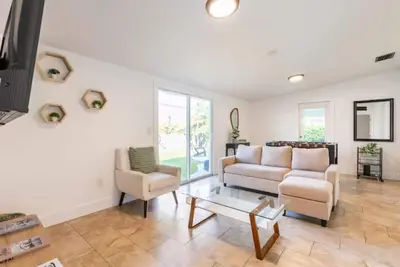 Image de Five Palms Retreat, Fire Pit, Foosball, Near Mia