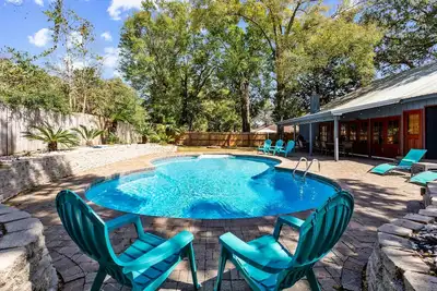Image de Huge Private Pool & Yard |Backyard Beach Barbecue |Fenced |Dogs Ok |Hammock |Fire Pit |Game Room