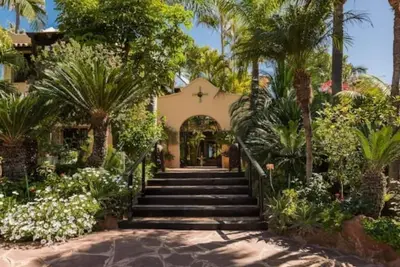 Image de Grand Mansion with tropical park
