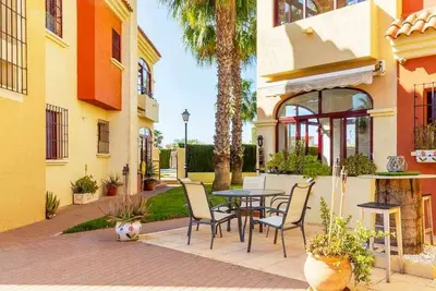 Image de Charmant rez-de-chaussée avec piscine et parking