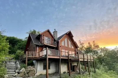 Image de Stunning Adirondack lodge in serene wilderness setting