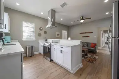 Image de \"The Aviator Flat\" - 3br Apt|Fire Pit|Grill