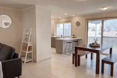 Image de Modern 2 Bedroom Unit Close to Amenities in a Peaceful Location