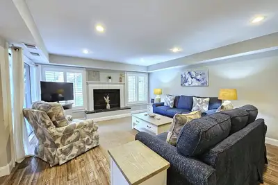 Image de 15 Fazio ~ Golf Course Views & Short Walk to Beach!