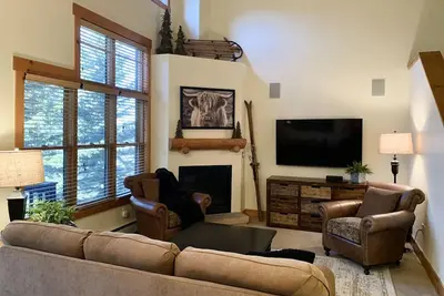 Beautiful Ski Retreat, 3 Min. Walk to the Shuttle, Hot Tub Access, Laundry
