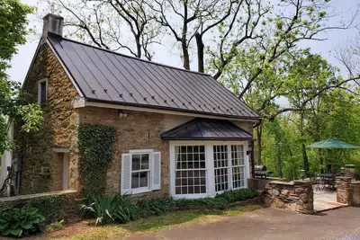 Image de 18th Century Stone Cottage minutes from historic Middleburg
