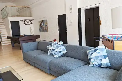 Image de Luxurious Penthouse in Old Montreal featuring a majestic roof terrace