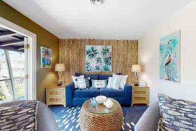 Image de Tropical Palm Island home steps from the beach with grill, outdoor shower, dock