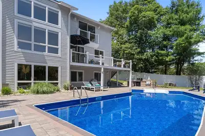 Image de Modern coastal retreat w/ pool, close to beaches and golf courses.