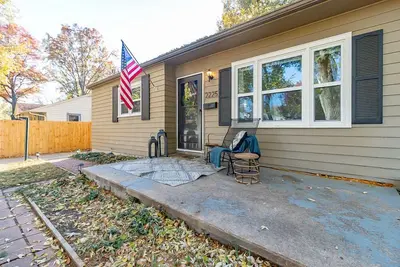 Image de Pet Friendly—Walk to Washburn—King Bed-Fast Wi-Fi