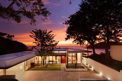 Image de Brand New Beach front 5 bedroom house steps from the beach
