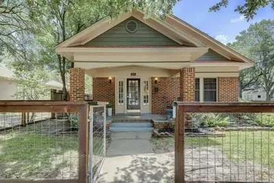 Image de 3 Bed Historic Heights Bungalow w/Outdoor Living