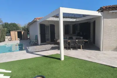 Image de Villa avec piscine et grand jardin calme et arbore 6 couchages